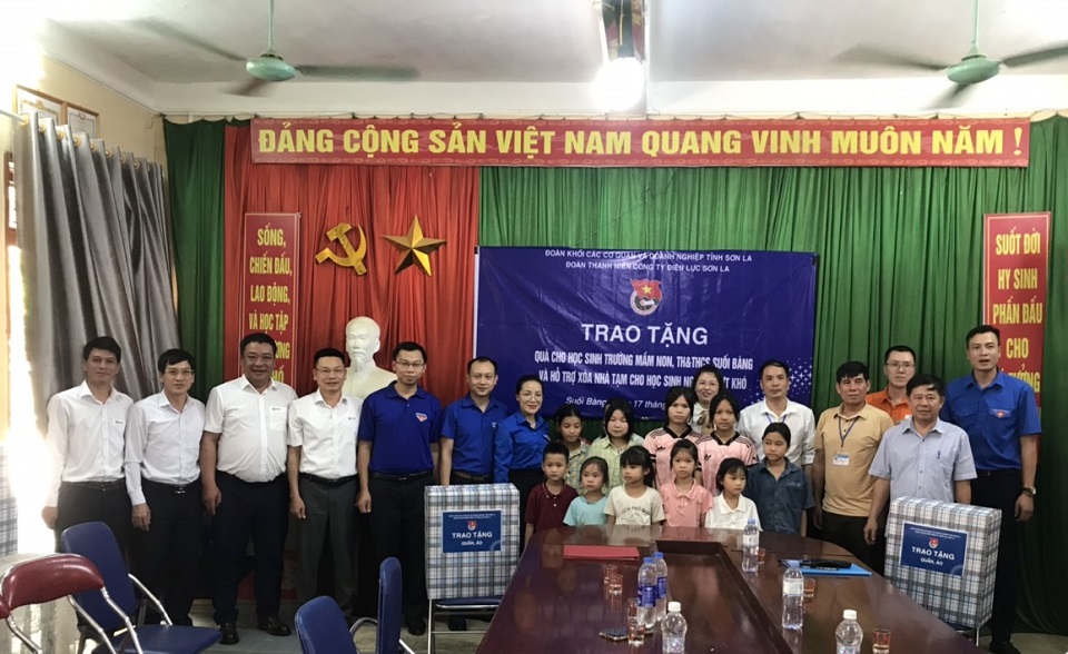 Tin Truyền hình: Tặng quà và hỗ trợ xóa nhà tạm cho học sinh